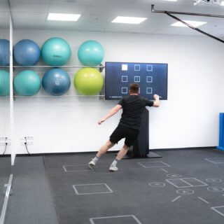 🧠💪 Mehr als nur Bewegung – Skillcourt in unserer Praxis! 🏃‍♀️⚡

Rehabilitation trifft Hightech!
Mit dem Skillcourt bringen wir deine Therapie auf ein neues Level: interaktiv, individuell und wissenschaftlich fundiert.

✅ Körper & Gehirn im Einklang
Trainiere nicht nur Muskeln, sondern auch Reaktion, Koordination & Konzentration – ideal bei neurologischen und orthopädischen Beschwerden.

✅ Motivierend & messbar
Spiele dich fit! Fortschritte werden digital erfasst – so bleibst du motiviert und wir behalten den Überblick.

✅ Schneller zurück in den Alltag
Ob nach Verletzung, OP oder zur Sturzprophylaxe – Skillcourt fördert funktionelle Bewegungsmuster und verbessert die Alltagstauglichkeit.

⸻

📍 Jetzt ausprobieren – direkt in unserer Praxis!
📅 Termin vereinbaren & erleben, wie smart Reha heute sein kann.

#Skillcourt #Physiotherapie #Neurotraining #Reha #GesundBewegen #KörperUndGeist #Praxisname #InBewegungBleiben