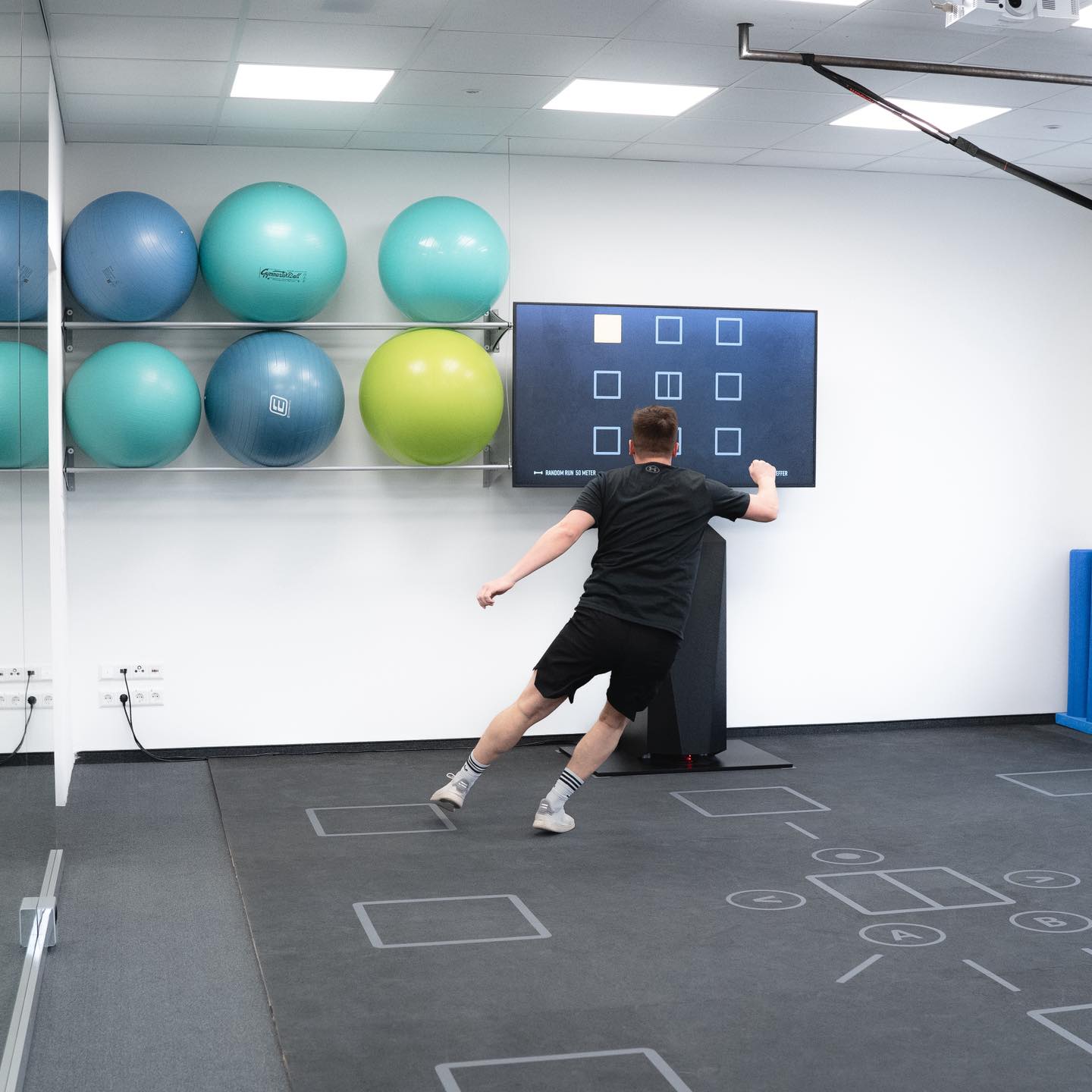 🧠💪 Mehr als nur Bewegung – Skillcourt in unserer Praxis! 🏃‍♀️⚡

Rehabilitation trifft Hightech!
Mit dem Skillcourt bringen wir deine Therapie auf ein neues Level: interaktiv, individuell und wissenschaftlich fundiert.

✅ Körper & Gehirn im Einklang
Trainiere nicht nur Muskeln, sondern auch Reaktion, Koordination & Konzentration – ideal bei neurologischen und orthopädischen Beschwerden.

✅ Motivierend & messbar
Spiele dich fit! Fortschritte werden digital erfasst – so bleibst du motiviert und wir behalten den Überblick.

✅ Schneller zurück in den Alltag
Ob nach Verletzung, OP oder zur Sturzprophylaxe – Skillcourt fördert funktionelle Bewegungsmuster und verbessert die Alltagstauglichkeit.

⸻

📍 Jetzt ausprobieren – direkt in unserer Praxis!
📅 Termin vereinbaren & erleben, wie smart Reha heute sein kann.

#Skillcourt #Physiotherapie #Neurotraining #Reha #GesundBewegen #KörperUndGeist #Praxisname #InBewegungBleiben