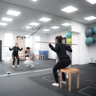 📢 Real Talk aus der Physio:

20 Minuten reichen nicht.

💬 „Was, das war’s schon?“ – Ja, die Zeit ist kurz. Aber:
Physiotherapie ist keine Reparaturwerkstatt.
Wir „machen dich nicht heil“ – du lernst, dich selbst zu stärken.

💡 Die 20 Minuten bei uns = Impuls.
Veränderung passiert zu Hause:
✅ Bewegung
✅ Übungen
✅ Alltag & Haltung
✅ Umgang mit Schmerz

✊ Selbstwirksamkeit heißt:
👉 Du hast Einfluss.
👉 Du kannst was verändern.
Und wir helfen dir dabei.

🧠 Was du von uns bekommst:
✔️ Klarheit
✔️ Wissen
✔️ Plan
✔️ Motivation

💬 Fazit:
20 Minuten sind der Start – nicht die Lösung.
Du bist der wichtigste Teil deiner Therapie.

#realtalk #physiotherapie #selbstwirksamkeit #aktivephysio #bewegungistmedizin #gesundheitverstehen