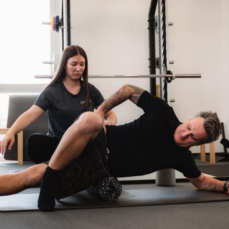 🏋️‍♀️ Physio x Training = Dein Weg zu echter Gesundheit 💪

Gesundheit entsteht nicht nur auf der Behandlungsbank –
sondern durch Bewegung, Eigeninitiative und gezieltes Training.

Unsere Physiotherapeut:innen und Sporttherapeut:innen zeigen dir, wie du selbst aktiv etwas für deinen Körper tun kannst:
✨ Schmerzen verstehen – und Schritt für Schritt abbauen.
✨ Beweglichkeit und Kraft gezielt aufbauen.
✨ Haltung, Stabilität und Energie verbessern.
✨ Deinen Alltag selbstbewusst und schmerzfrei meistern.

Wir begleiten dich mit medizinischem Wissen, aber du bist der wichtigste Teil des Erfolgs.
Mit deinem Einsatz, unserer Anleitung und einem individuellen Trainingsplan erreichst du nachhaltige Gesundheit – nicht nur kurzfristige Besserung.

💡 Dein Vorteil:
Du übernimmst Verantwortung für deine Gesundheit –
und trainierst mit Profis, die wissen, wie Körper und Bewegung zusammenwirken.

⸻
📍 Starte jetzt dein Training und übernimm die Kontrolle über deine Gesundheit.