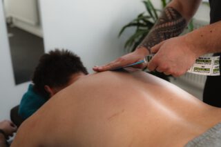 Bewegung fördern. Heilung unterstützen. Mit Köpfchen.
Manchmal braucht der Körper nur einen kleinen Impuls, um wieder ins Gleichgewicht zu kommen.
🎯 Kinesio-Tape kann genau das:
💧 Schwellungen reduzieren
🩹 Schmerzen lindern
💪 Muskeln und Gelenke entlasten
🧠 die Körperwahrnehmung verbessern
Bei Physiomed setzen wir Tape gezielt als Ergänzung zur aktiven Therapie ein –
nicht als Ersatz, sondern als Baustein in einem ganzheitlichen Konzept.
Denn echte Gesundheit entsteht durch Bewegung, Wissen und Vertrauen. ✨
Wir verwenden Tape von @pino.de, weil Qualität und Hautverträglichkeit für uns zählen –
👉 unbezahlte Werbung wegen Markennennung.
#physiomed #physiotherapie #kinesiotape #bewegungistleben #gesundheitszentrum #ganzheitlichgesund #pino #tapetherapie #aktivgesund #unbezahltewerbung