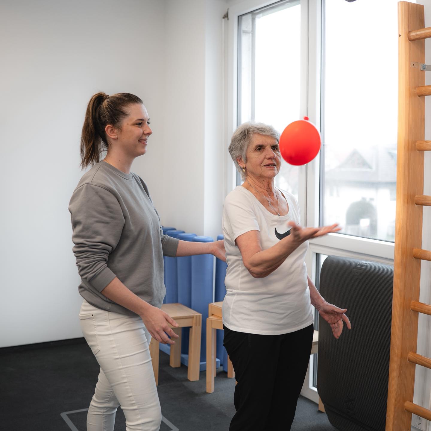 🧓🤸♀️ Sicher auf den Beinen – auch im Alter!
Wussten Sie, dass regelmäßiges Gleichgewichts- und Reaktionstraining das Sturzrisiko deutlich senken kann? 💪
Gezielte Übungen helfen, die Körperstabilität, Koordination und Reaktionsfähigkeit zu verbessern – damit Sie im Alltag sicher und beweglich bleiben. 🚶♀️⚖️
👣 Typische Trainingsinhalte:
• Balanceübungen auf instabilen Unterlagen
• Reaktionsspiele & Koordinationsübungen
• Kräftigung für Beine & Rumpf
👉 Ideal für alle, die aktiv Stürzen vorbeugen und ihre Mobilität erhalten möchten.
#Physiotherapie #Sturzprophylaxe #Gleichgewichtstraining #Reaktionstraining #GesundImAlter #AktivBleiben #Physio