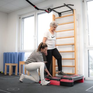 🧠 Schlaganfall – Bewegung ist Medizin!
Rund 270.000 Menschen erleiden jedes Jahr in Deutschland einen Schlaganfall. Viele Betroffene kämpfen danach mit Lähmungen, Gleichgewichts- und Koordinationsproblemen.
👉 Hier kommt die Physiotherapie ins Spiel – und zwar evidenzbasiert!
🔍 Was bedeutet evidenzbasierte Physiotherapie?
➡️ Behandlung nach den besten wissenschaftlichen Erkenntnissen,
➡️ kombiniert mit der klinischen Erfahrung der Therapeut:innen
➡️ und den individuellen Zielen der Patient:innen.
💪 Wie oft trainieren?
Studien zeigen: Intensität & Regelmäßigkeit zählen!
• 3-6 Trainingseinheiten pro Woche (je nach Phase & Belastbarkeit)
• Aktives, aufgabenorientiertes Üben ist wirksamer als passive Methoden
• Ziel: Neuroplastizität fördern – das Gehirn lernt neu!
✨ Fokus der Therapie:
• Funktionelle Alltagsbewegungen
• Gleichgewicht & Gangschule
• Kraft & Ausdauer
• Motivation & Selbstwirksamkeit
🗣️ „Use it or lose it – use it and improve it!“