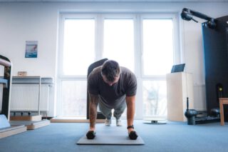 🧘♂️ 3 Übungen für einen starken Rücken – in nur wenigen Minuten 🧘♀️
Viele Rückenschmerzen entstehen durch Stress, langes Sitzen und fehlende Bewegung. Kleine Routinen können hier schon unglaublich viel bewirken.
Diese drei Übungen helfen sofort:
1. Katzen-Kuh – mobilisiert deine Wirbelsäule
2. Brücke – aktiviert Gesäß & stabilisiert dein Becken
3. Plank-Variante – stärkt deine Körpermitte
👉 Jede Übung 8–12 Wiederholungen, ruhig und kontrolliert.
👉 Perfekt für zwischendurch – im Büro, zuhause oder am Morgen.
🌱 Warum das funktioniert:
Regelmäßige, kleine Reize halten deinen Rücken beweglich, reduzieren Spannungen und unterstützen dein allgemeines Wohlbefinden.
Welchen Körperbereich sollen wir als nächstes zeigen? Schreib’s in die Kommentare! 👇💬
#Physiotherapie #PhysioTipps #Rückenschmerzen #Rückenstärken #GesundBewegen #MoveBetter #PainFreeMovement #PhysioAlltag #HealthyHabits #MobilityTraining #CoreTraining #FitImAlltag #BewegungTutGut #Faszientraining #PhysioPraxis #Gesundheit #Rückenübungen #FunctionalTraining #BewegungIstLeben #physicaltherapy #physiomed