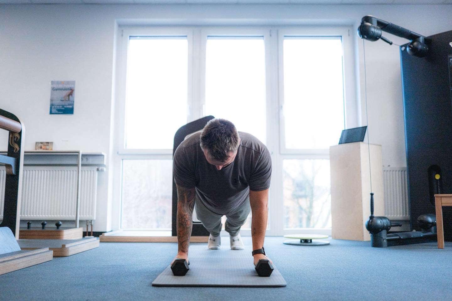 🧘♂️ 3 Übungen für einen starken Rücken – in nur wenigen Minuten 🧘♀️
Viele Rückenschmerzen entstehen durch Stress, langes Sitzen und fehlende Bewegung. Kleine Routinen können hier schon unglaublich viel bewirken.
Diese drei Übungen helfen sofort:
1. Katzen-Kuh – mobilisiert deine Wirbelsäule
2. Brücke – aktiviert Gesäß & stabilisiert dein Becken
3. Plank-Variante – stärkt deine Körpermitte
👉 Jede Übung 8–12 Wiederholungen, ruhig und kontrolliert.
👉 Perfekt für zwischendurch – im Büro, zuhause oder am Morgen.
🌱 Warum das funktioniert:
Regelmäßige, kleine Reize halten deinen Rücken beweglich, reduzieren Spannungen und unterstützen dein allgemeines Wohlbefinden.
Welchen Körperbereich sollen wir als nächstes zeigen? Schreib’s in die Kommentare! 👇💬
#Physiotherapie #PhysioTipps #Rückenschmerzen #Rückenstärken #GesundBewegen #MoveBetter #PainFreeMovement #PhysioAlltag #HealthyHabits #MobilityTraining #CoreTraining #FitImAlltag #BewegungTutGut #Faszientraining #PhysioPraxis #Gesundheit #Rückenübungen #FunctionalTraining #BewegungIstLeben #physicaltherapy #physiomed