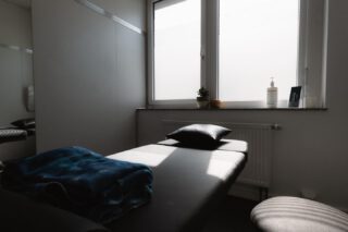 📌 Akut vs. chronisch – kurz & klar erklärt
🟥 Akuter Schmerz
➡️ Schutzsignal. Dein Körper reagiert auf eine frische Reizung oder Überlastung.
Oft plötzlich, gut lokalisierbar, meist mit klarer Ursache.
Heißt nicht automatisch Gewebeschaden – häufig nur ein kurzfristiger Alarm.
🟦 Chronischer Schmerz
➡️ Wenn der Alarm weiterklingelt, obwohl das Gewebe meist längst abgeheilt ist.
Nach einer bestimmten Zeit kann das Nervensystem empfindlicher werden:
Reize fühlen sich stärker an, Stress & Schlaf beeinflussen stärker.
🔑 Takeaway:
Schmerz = Schutzsystem, kein reiner Schadenmelder.
Wer versteht, wie es funktioniert, kann es besser beeinflussen.
#physiomed #Schmerzverstehen #PainScience #Schmerzedukation #AkuterSchmerz #ChronischerSchmerz #Schmerzfrei #NervensystemBeruhigen #Schmerztherapie #BioPsychoSozial #BewegungGegenSchmerz #Schutzsystem