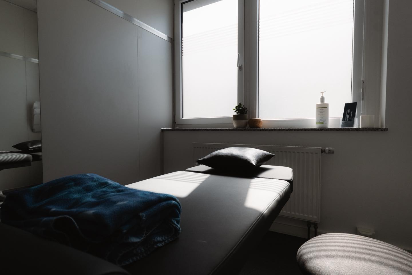 📌 Akut vs. chronisch – kurz & klar erklärt
🟥 Akuter Schmerz
➡️ Schutzsignal. Dein Körper reagiert auf eine frische Reizung oder Überlastung.
Oft plötzlich, gut lokalisierbar, meist mit klarer Ursache.
Heißt nicht automatisch Gewebeschaden – häufig nur ein kurzfristiger Alarm.
🟦 Chronischer Schmerz
➡️ Wenn der Alarm weiterklingelt, obwohl das Gewebe meist längst abgeheilt ist.
Nach einer bestimmten Zeit kann das Nervensystem empfindlicher werden:
Reize fühlen sich stärker an, Stress & Schlaf beeinflussen stärker.
🔑 Takeaway:
Schmerz = Schutzsystem, kein reiner Schadenmelder.
Wer versteht, wie es funktioniert, kann es besser beeinflussen.
#physiomed #Schmerzverstehen #PainScience #Schmerzedukation #AkuterSchmerz #ChronischerSchmerz #Schmerzfrei #NervensystemBeruhigen #Schmerztherapie #BioPsychoSozial #BewegungGegenSchmerz #Schutzsystem