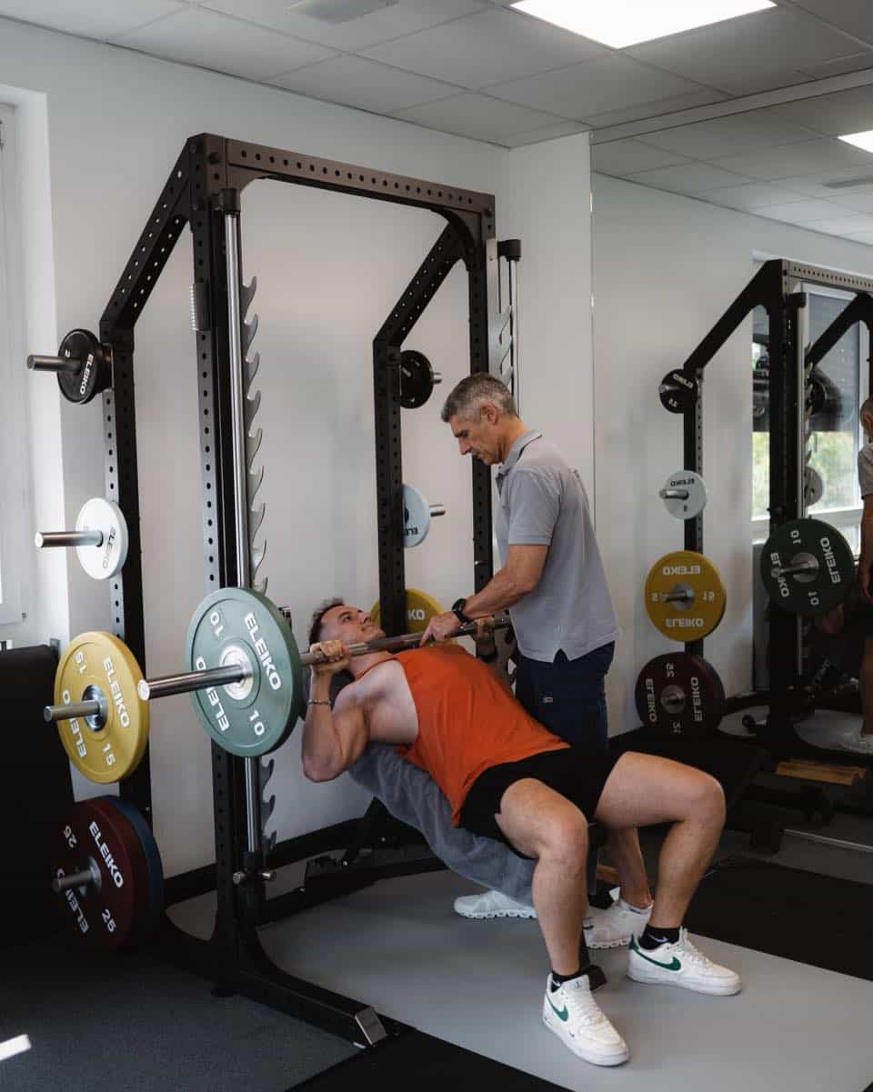 💪🏽Krafttraining ist für Gelenke gesund – nicht schädlich

Wusstest du schon…
…dass kontrolliertes Krafttraining die Gelenke schützt, indem es Muskeln stärkt und die Belastbarkeit erhöht?
Studien belegen, dass es bei Knie- und Hüftarthrose Schmerzen reduzieren und die Funktion verbessern kann. 🏋️‍♂️✨

Wenn du Fragen hast oder Unterstützung brauchst, melde dich gerne bei uns im physiomed 🤩 

#PhysioMedEislingen
#PhysiotherapieEislingen
#Eislingen
#Göppingen
#Physiotherapie
#PhysioFakten
#WusstestDuSchon
#EvidenceBasedPhysio
#TrainingIstTherapie
#BewegungIstMedizin