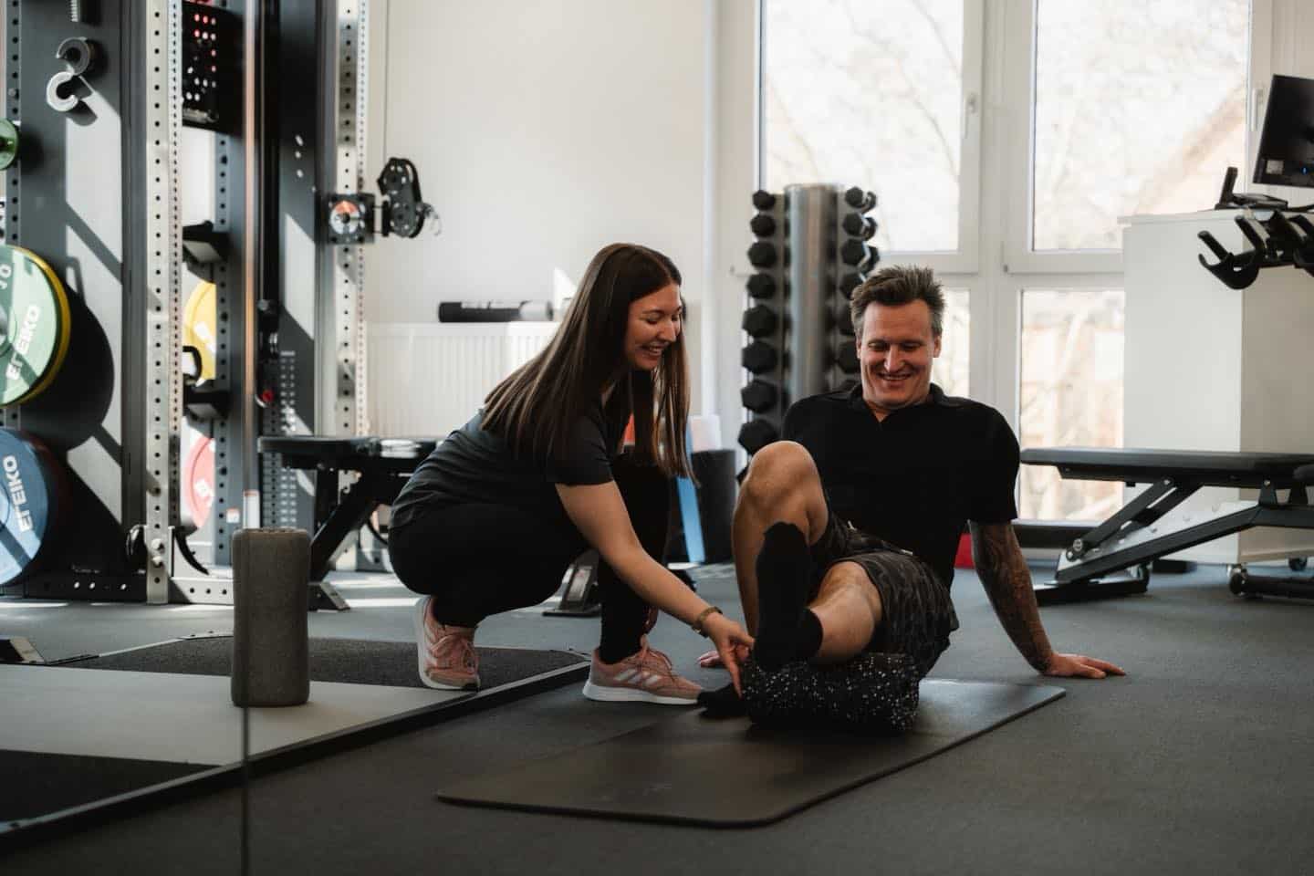 Dein vegetatives Nervensystem – der unsichtbare Regulator deiner Balance
Ob Stress oder Entspannung, dein vegetatives Nervensystem entscheidet mit.
Es steuert automatisch Atmung, Herzschlag, Verdauung und Energielevel.
Zwei Kräfte arbeiten dabei ständig zusammen:
🔥 Sympathikus – dein Gaspedal
Aktiviert dich in Stressmomenten, steigert Puls & Fokus.
🌿 Parasympathikus, deine Bremse
Beruhigt, regeneriert und bringt dich zurück in die Balance.
Wenn Stress überwiegt, gerät das System aus dem Gleichgewicht.
Physiotherapie, Atemtechniken & gezielte Bewegung helfen, beide Anteile wieder in Einklang zu bringen, für mehr Ruhe, Energie und innere Stabilität. ✨
💚 Dein Nervensystem liebt Regelmäßigkeit, bewusste Pausen und sanfte Aktivierung.