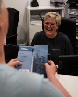 ✨ Brauche ich überhaupt ein Rezept für die Physiotherapie – und wer stellt mir so ein Rezept aus? ✨

Ganz einfach:
👉 Für die gesetzliche und private Krankenkasse brauchst du ein Rezept.
👉 Ausgestellt wird es in der Regel von deinem Hausarzt, Orthopäden, Chirurgen oder jedem anderen behandelnden Arzt. 🩺

Aber:
💡 Du kannst auch ohne Rezept zu uns kommen – als Selbstzahler oder für präventive Behandlungen. Das geht jederzeit und ganz unkompliziert. 🙌

Wenn du Fragen hast, schreib uns einfach! 💬💙

#lebensqualität #lebensqualitätverbessern #Physio #physiostudents #physiotherapist #eislingenanderfils #ganzheitlichegesundheit #gesundheitsvorsorge #gesundheitbrauchtfitness #rehabilitation #physiotherapy #physio