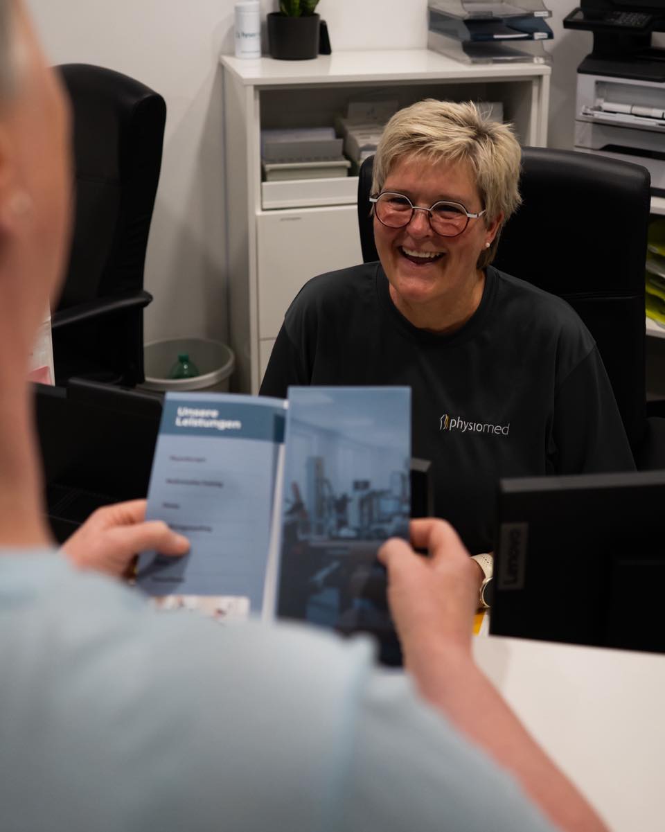 ✨ Brauche ich überhaupt ein Rezept für die Physiotherapie – und wer stellt mir so ein Rezept aus? ✨

Ganz einfach:
👉 Für die gesetzliche und private Krankenkasse brauchst du ein Rezept.
👉 Ausgestellt wird es in der Regel von deinem Hausarzt, Orthopäden, Chirurgen oder jedem anderen behandelnden Arzt. 🩺

Aber:
💡 Du kannst auch ohne Rezept zu uns kommen – als Selbstzahler oder für präventive Behandlungen. Das geht jederzeit und ganz unkompliziert. 🙌

Wenn du Fragen hast, schreib uns einfach! 💬💙

#lebensqualität #lebensqualitätverbessern #Physio #physiostudents #physiotherapist #eislingenanderfils #ganzheitlichegesundheit #gesundheitsvorsorge #gesundheitbrauchtfitness #rehabilitation #physiotherapy #physio