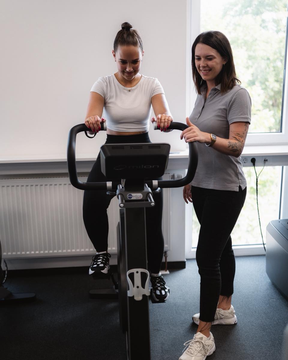 Du möchtest in einem Umfeld arbeiten, in dem du fachlich begleitet wirst und persönlich wachsen kannst?
Dann passt die Physiomed in Eislingen zu dir.

Bei uns steht Betreuung im Mittelpunkt – für unsere Patient*innen, aber auch für dich.
Unser erfahrenes Fachpersonal begleitet dich Schritt für Schritt, fördert deine Stärken und hilft dir, dich weiterzuentwickeln.
Wir arbeiten gemeinsam, lernen voneinander und wachsen als Team zusammen.

Wir suchen Unterstützung im Bereich:

📘 Duales Studium Fitnessökonomie
oder
🧠 Bewegungstherapie

Wenn du motiviert bist, gerne mit Menschen arbeitest und eine Ausbildung suchst, in der du wirklich vorankommst, freuen wir uns auf deine Nachricht.
Schreib uns einfach eine DM! 💬

#physiomed #eislingen #teamwork #fitnesstudium #bewegungstherapie #gemeinsamwachsen