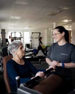 💪 Training mit Herz & Fachwissen – im physiomed!

Bei uns findest du Physiotherapie und professionell begleitetes Training unter einem Dach.
Unser Fachpersonal – Physios & Sportwissenschaftler – erstellt individuelle Trainingspläne und achtet auf saubere Technik. So trainierst du sicher, effektiv und ganz auf deine Ziele abgestimmt.

✨ Warum Training so wichtig ist: 
• weniger Schmerzen
• bessere Haltung
• mehr Kraft & Energie
• ideal nach Verletzungen oder für den Neustart

Komm vorbei und erlebe Training, das wirklich zu dir passt – persönlich, kompetent und herzlich.
Wir freuen uns auf dich! 🤝

#physiomed #krafttraining #physiotherapie #gesundheit #trainingmitbetreuung