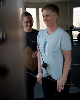 🚀 Starte dein Duales Studium bei physiomed! – Sport & Bewegungstherapie / Fitnessökonomie (m/w/d)

Du liebst Sport, Bewegung und Reha? Du willst Theorie & Praxis direkt verbinden und in einem modernen Therapiezentrum arbeiten, das wirklich Teamgeist lebt? Dann komm zu uns! 💪🔥

Was dich erwartet:
 • Praxisnahe Ausbildung + Studiengebühren übernehmen wir
 • 30 Tage Urlaub + ein freier Geburtstag 🎉
 • Faire Vergütung + Jahresprämie
 • Persönliches Onboarding & Coaching
 • Ein Team, das zusammenhält – offen, modern, unterstützend 💪🏽
 • Raum für deine Ideen und eigene Schwerpunkte

Deine Rolle:
 • Mitwirken bei Training & Reha
 • Kreative Impulse für Kurse & Therapie
 • Zusammenarbeit im interdisziplinären Team
 • Motivation & Betreuung unserer Patient:innen

Das bringst du mit:
 • Begeisterung für Sport & Gesundheit
 • FH-Reife oder passende Qualifikation
 • Motivation, Teamgeist & Empathie

Warum physiomed?
Weil du bei uns nicht nur studierst, sondern wächst – mit echter Praxis, persönlicher Entwicklung und einem Team, das dich stärkt.

📩 Bock drauf? Melde dich unverbindlich oder schick uns deinen Lebenslauf! 💥 #rehab #student #motivation #dualerstudent