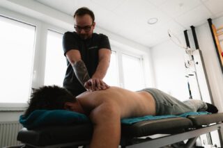 Bei Physiomed steht deine Gesundheit im Mittelpunkt. Mit individueller Physiotherapie unterstützen wir dich dabei, Schmerzen zu lindern, Beweglichkeit zu verbessern und deine Lebensqualität nachhaltig zu steigern. 🌿💪 Dein Körper, deine Therapie – maßgeschneidert für dich.

#lebensqualität #physiostudent #physiotherapist #eislingenanderfils #gesundheit #gesundheitsvorsorge #gesundheitbrauchtfitness #rehabilitation #gesundheitstipps #göppingen #physiotherapy #physio