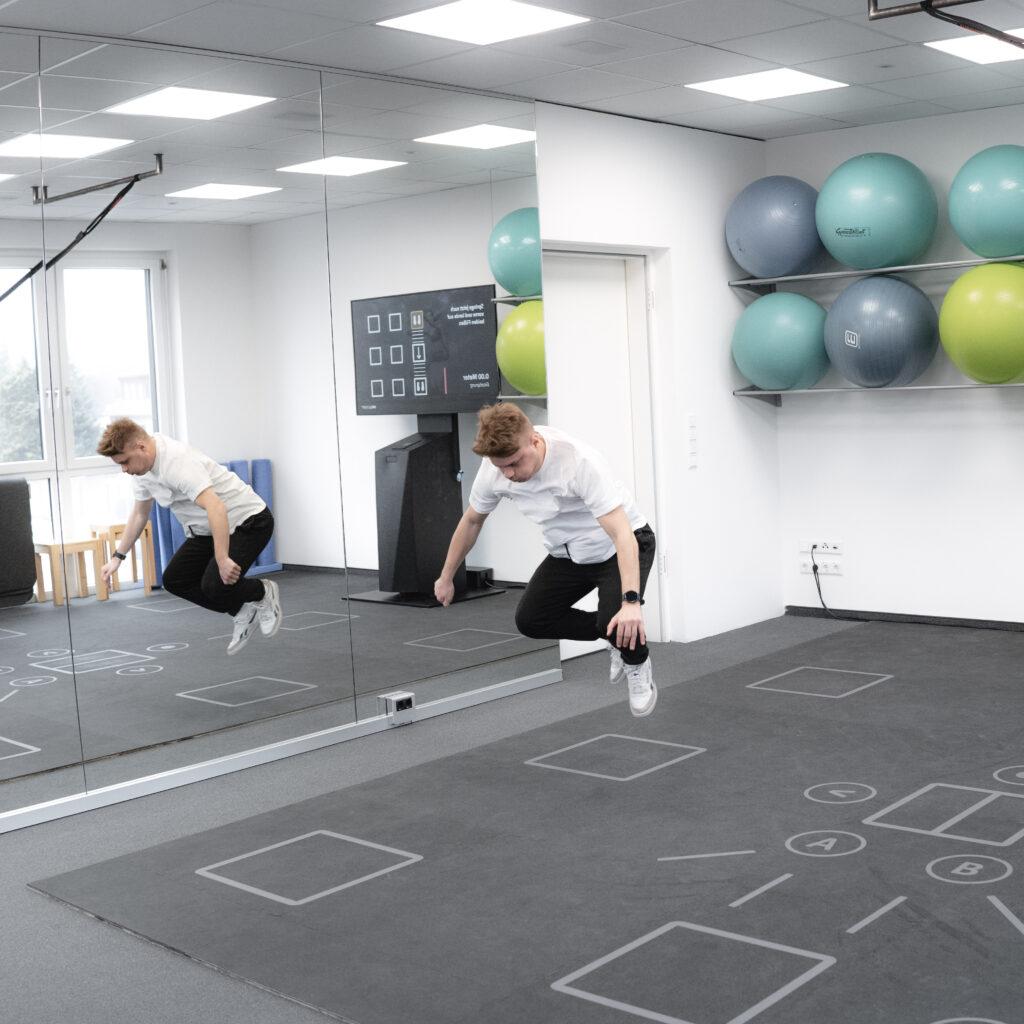 Spielerisches Training mit dem Gerät SKILLCOURT in der Physiotherapie-Praxis physiomed